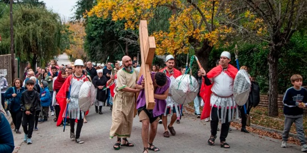 Pascuas 2025: Vía Crucis y la Celebración de la Cruz en Valle Hermoso