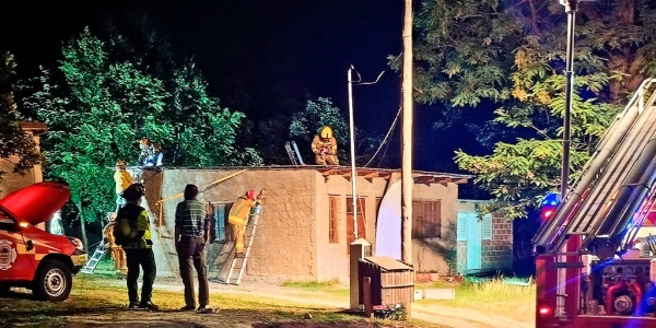 Bomberos faldense asisten a familia que se le volaba el techo por fuertes ráfagas