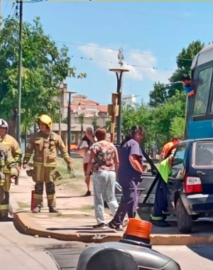 Conductora cruza las vías y choca contra el Tren en La Falda 