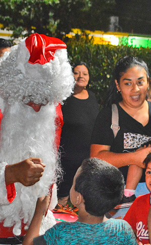 Papá Noel visitó los barrios de Villa Giardino