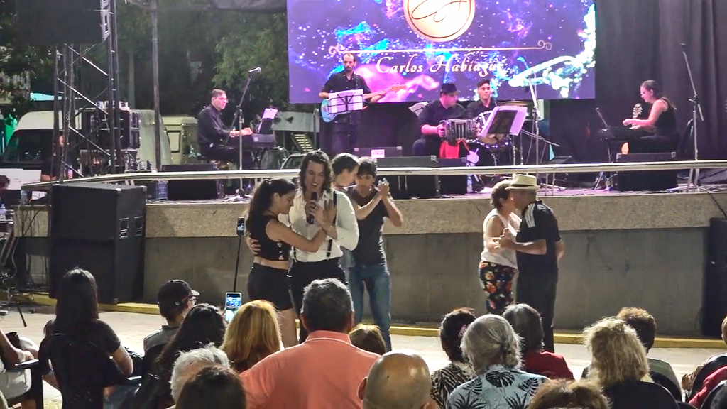 Carlos Habiague deslumbró en La Falda bajo las estrellas