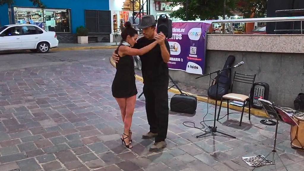 Don Sampo y la Vartuli con "Tango al Paso" 