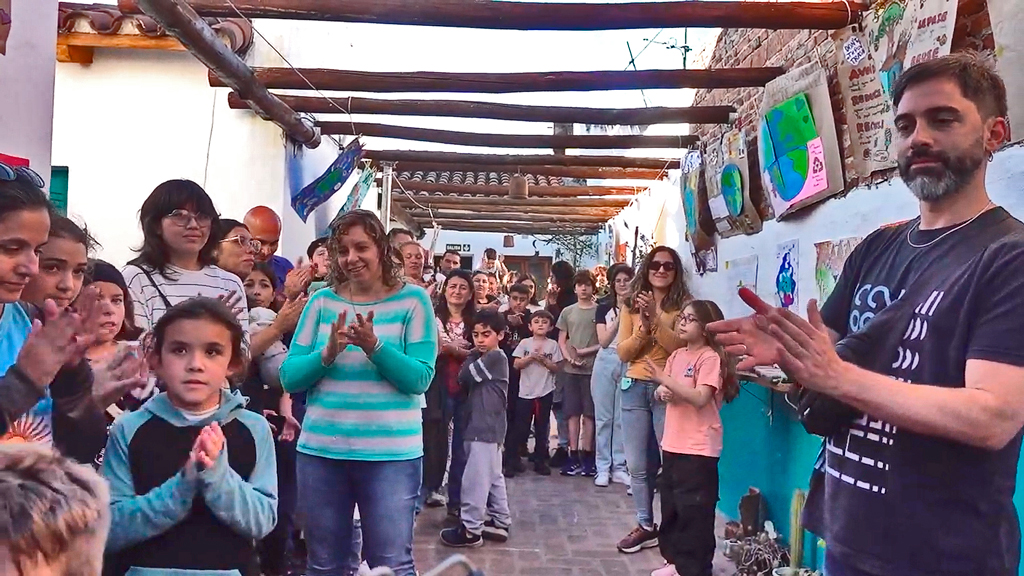 Muestra de alumnos del Día de la Tierra en Helene's School of Language 