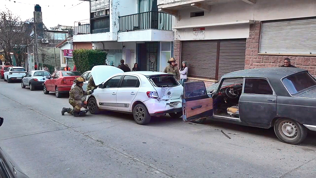 Se quedó sin frenos e impactó contra cuatro autos que estaban estacionados