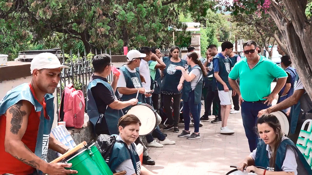 Continúa asamblea de municipales de Valle Hermoso por 40 despidos