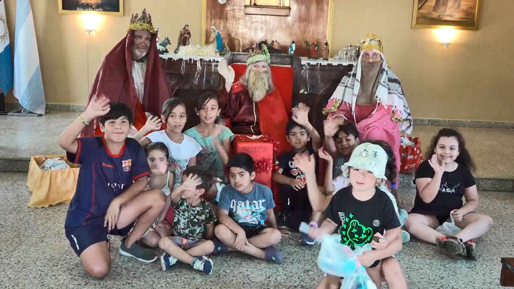 Alto de Gigante: Caritas repartió golosinas junto a los Reyes Magos