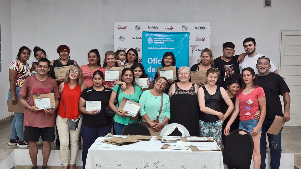 Entrega de certificados de talleres de oficina de empleo faldense