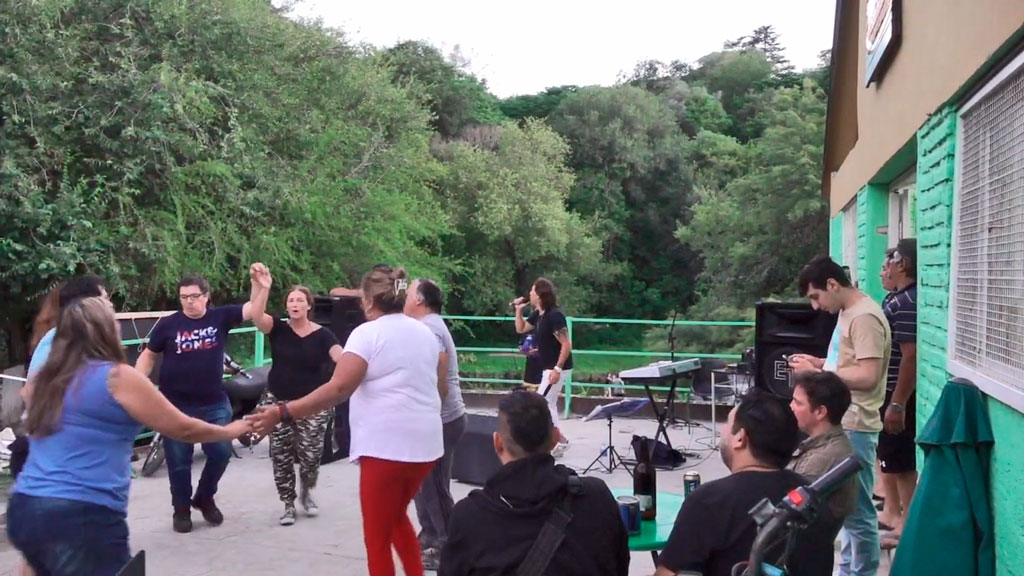 Diego "Bombazo" Cáceres puso todo el cuarteto en el balneario Dique La Isla