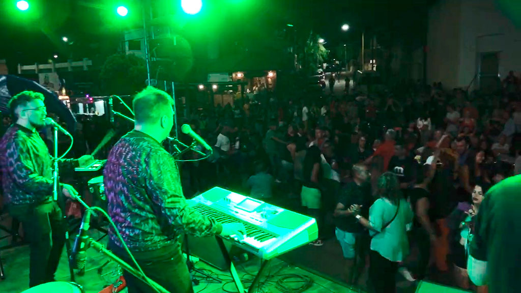 Huerta Grande: Mucha diversión en “Viernes a pura música” 