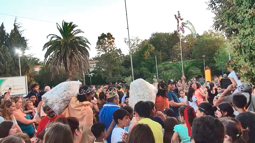 Reyes Magos: repartieron golosinas en plaza Manuel Belgrano