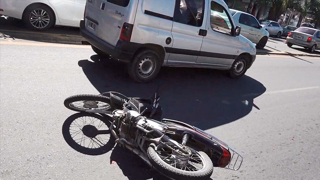 La Falda: motociclista impacta automóvil en Av. España