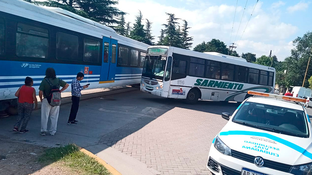 Omnibus impacta al Tren de las Sierras