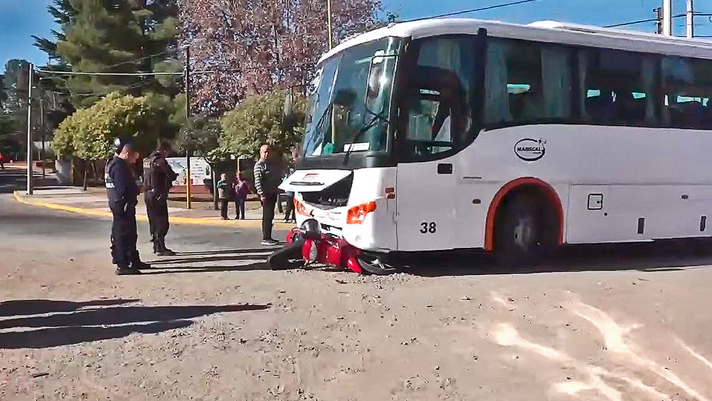 Motociclista herido leve en accidente con excursionista