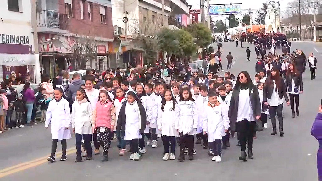 Promesa, jura y desfile en las calles de Valle Hermoso
