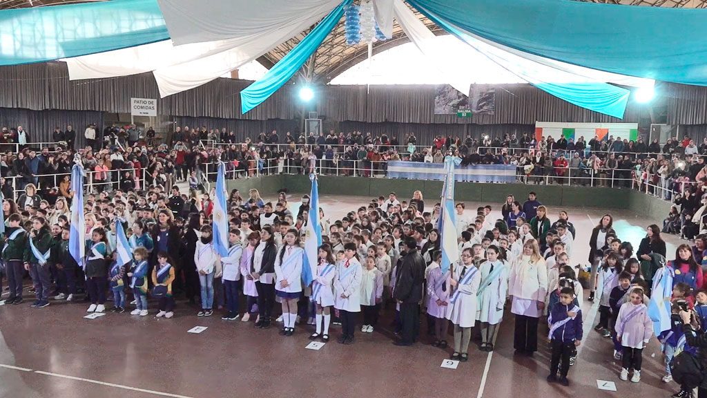 Multitudinaria y emotiva Promesa a la Bandera
