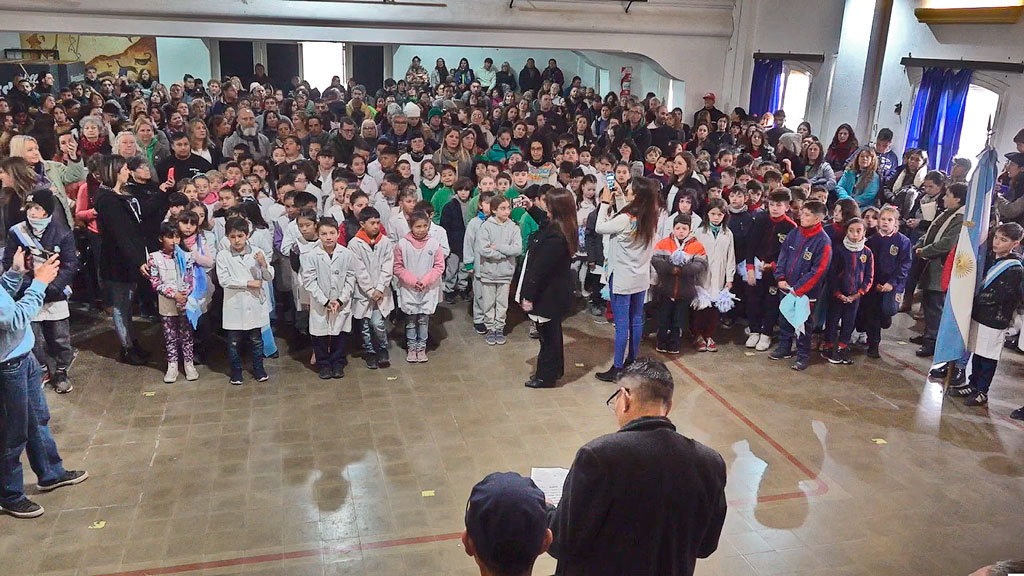 Giardino: acto promesa de alumnos a la Bandera
