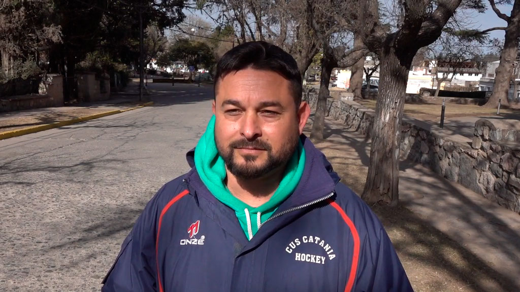 Clínica de hockey junto a dos leones cordobeses