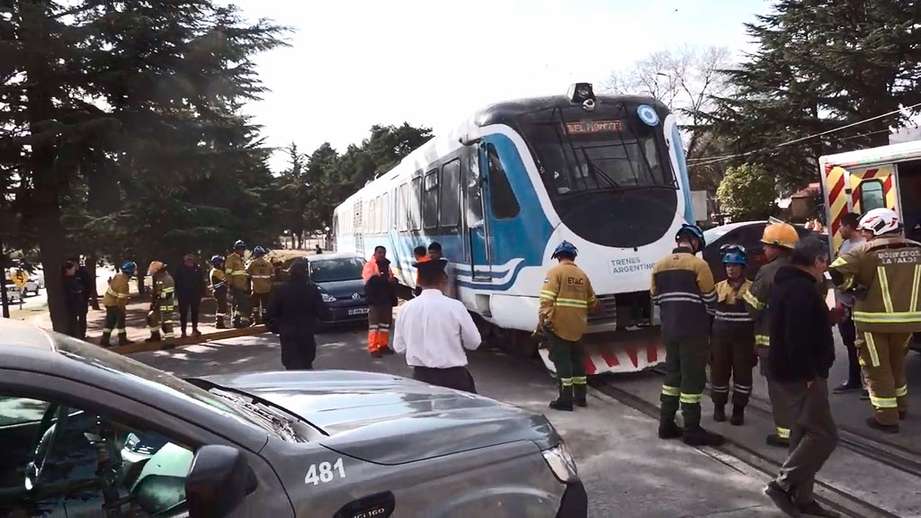 Docente herida al ser arrastrada por el tren
