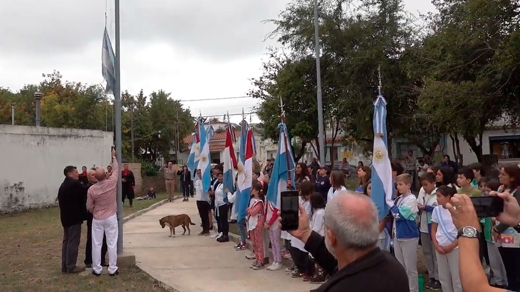 1er acto conmemorativo a héroes de Malvinas en plaza homónima