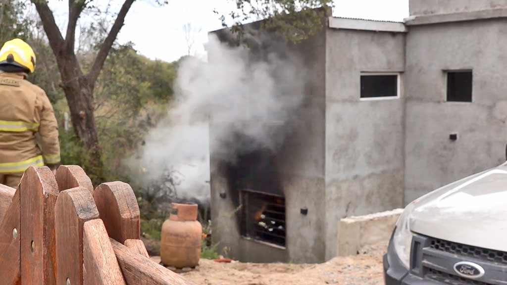 Incendio parcial de una vivienda en perilago de La Falda