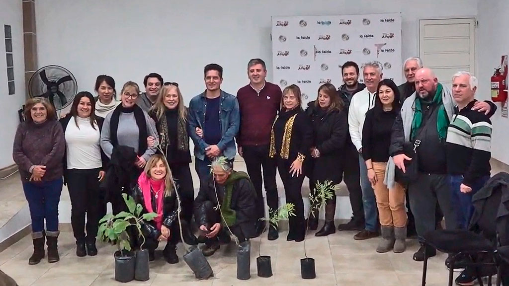 Iosa y Dieminger junto a la dirigencia vecinal faldense
