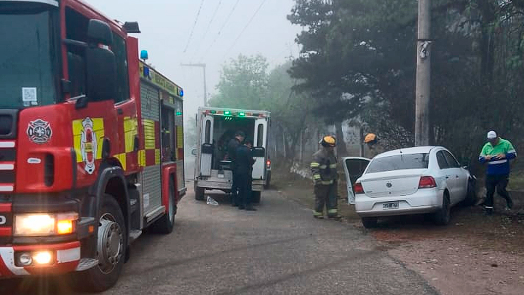 Por la neblina se despistó y chocó contra un poste