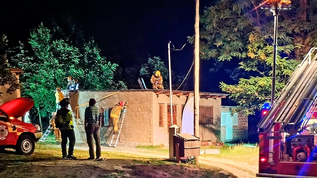 Bomberos faldense asisten a familia que se le volaba el techo por fuertes ráfagas