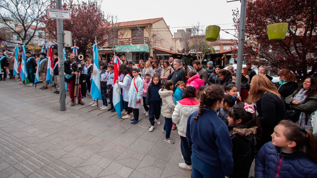 Conmemoración del Día del Maestro en la Plaza Raúl Alfonsín