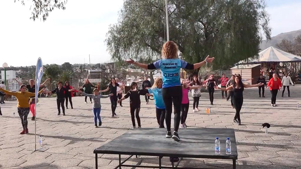 La Falda: clase abierta de yoga y ritmos en plaza San Martín