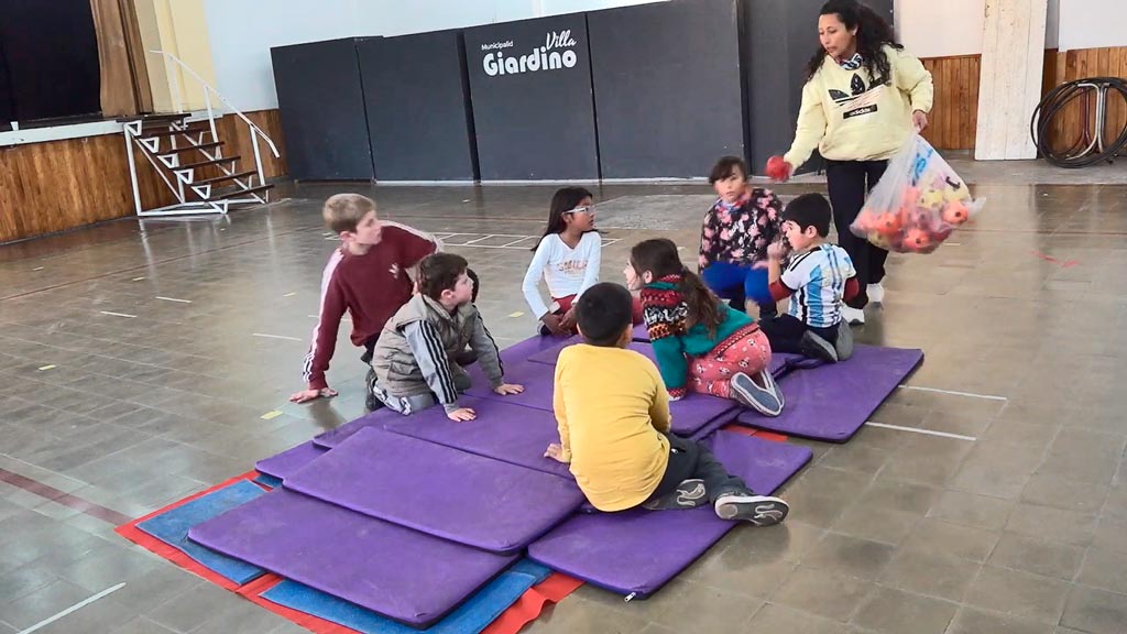 Energía circense para niños en cine teatro Giardino