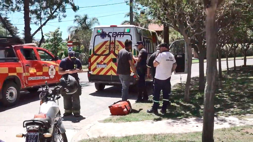 Villa Edén: utilitario de bomberos fue impactado por joven motociclista 