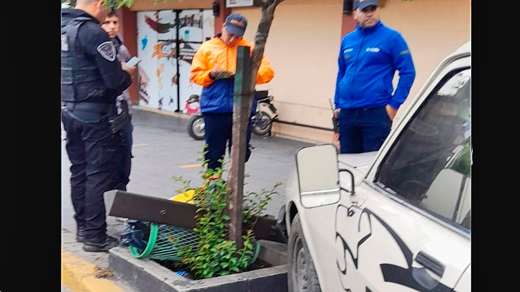 La Falda: perdió el control e impactó contra un árbol