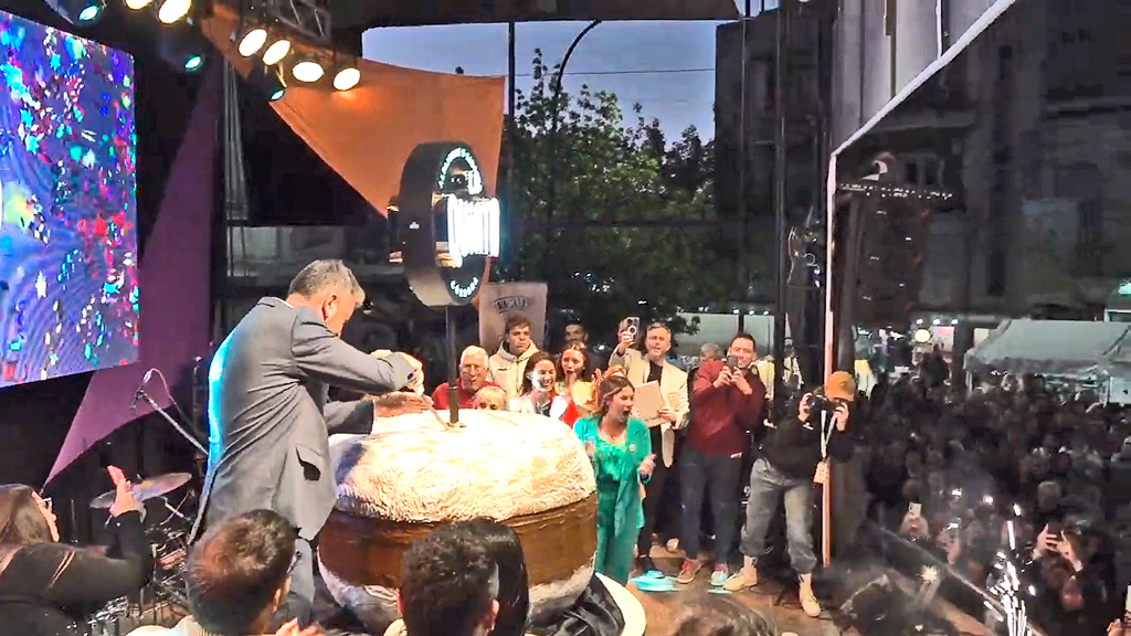 Corte de Alfajor Gigante: un ritual en la fiesta más dulce del país