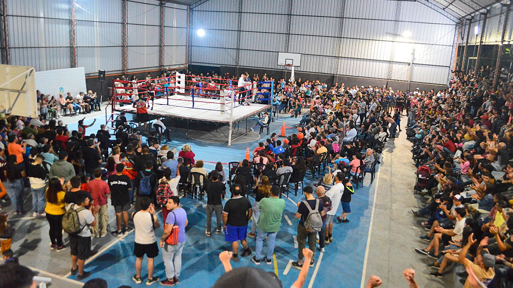 Inolvidable festival amateur de box en polideportivo de Huerta Grande
