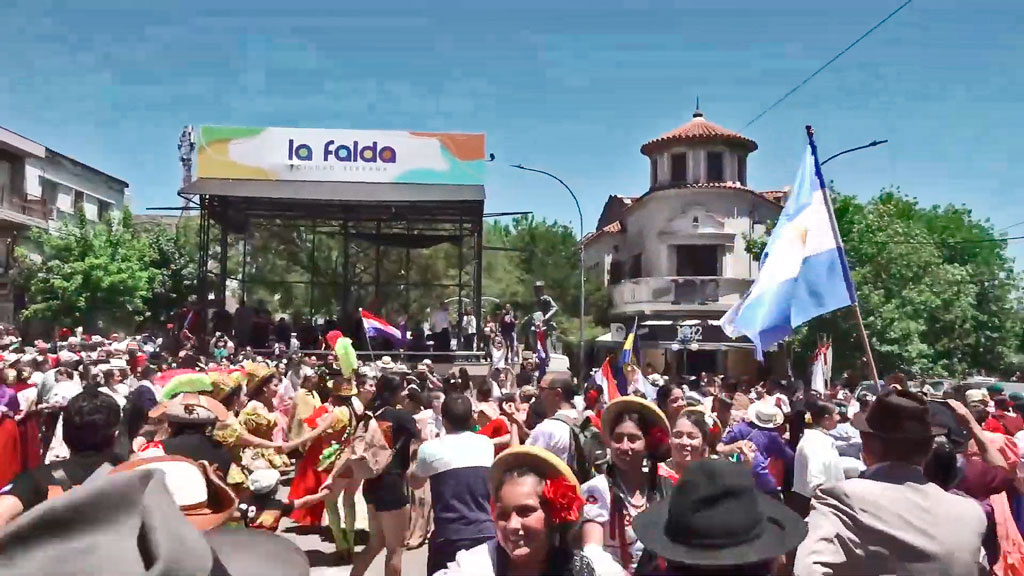 Desfile de La Falda Danza: 20 años de una vivencia de color y música 