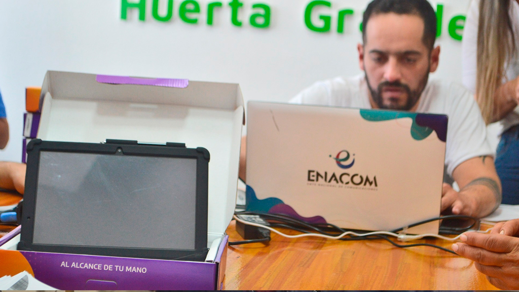 Huerta Grande: Enacom entregó 150 tablets por programa nacional social