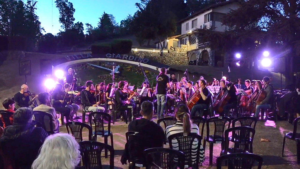 Villa Giardino: ensayo abierto de la orquesta municipal en reloj floral