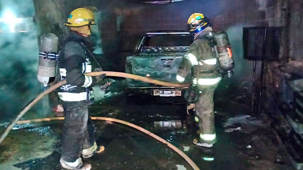 La Falda: se le prendió fuego la cochera y se quemó su moto y camioneta