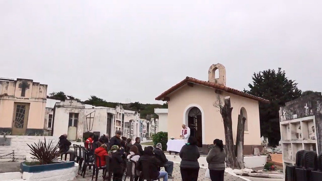 Misa por los difuntos celebrada en cementerio de La Falda