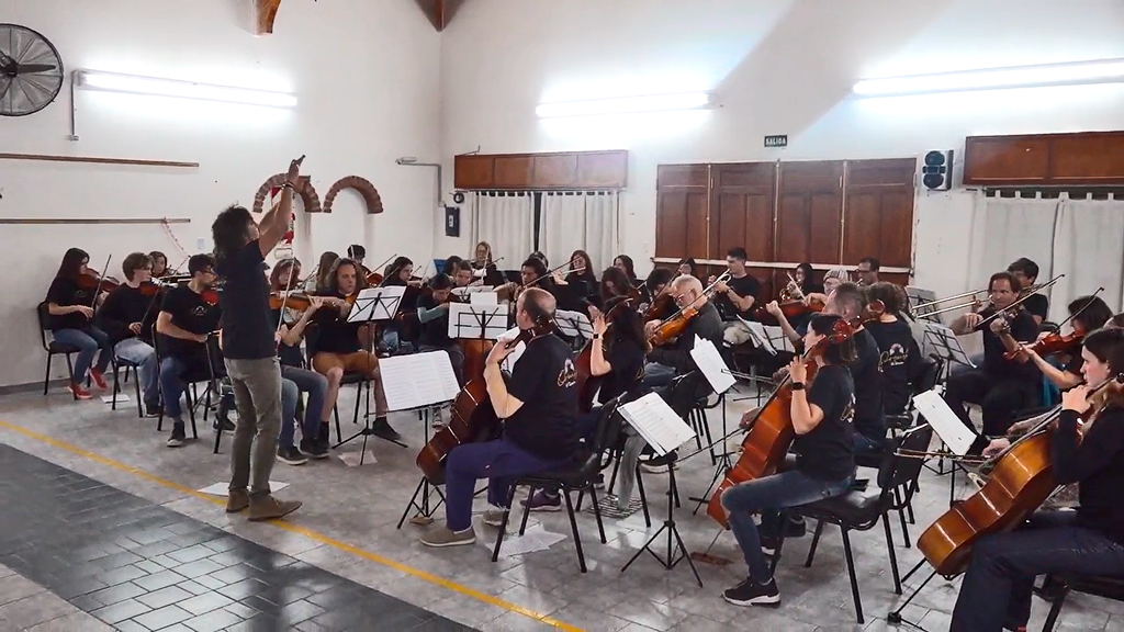 Orquesta municipal de Giardino en salon del centro de jubilados