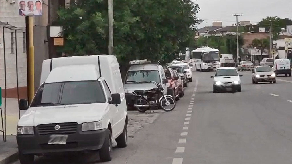 Choque entre utilitario y moto en acceso sur de Huerta Grande