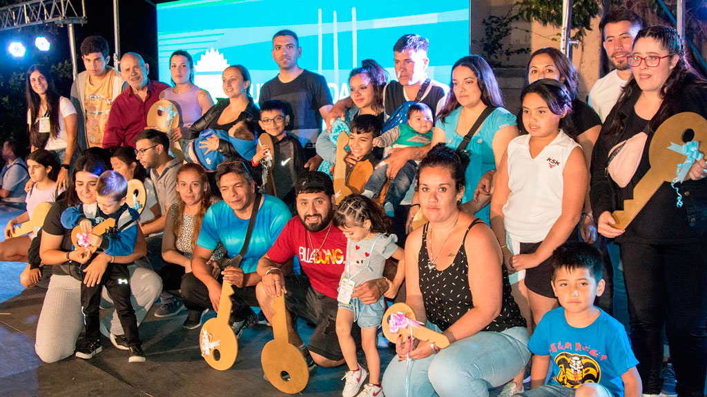 Acto de cierre de talleres y sorteo de casas en Valle Hermoso