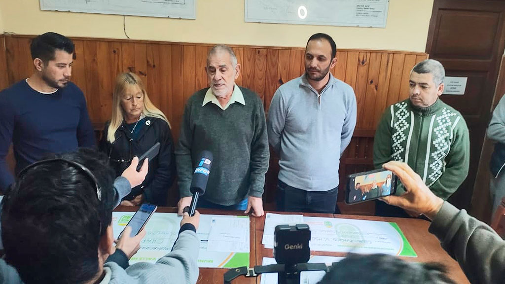 Valle Hermoso: donación de chapas a instituciones 