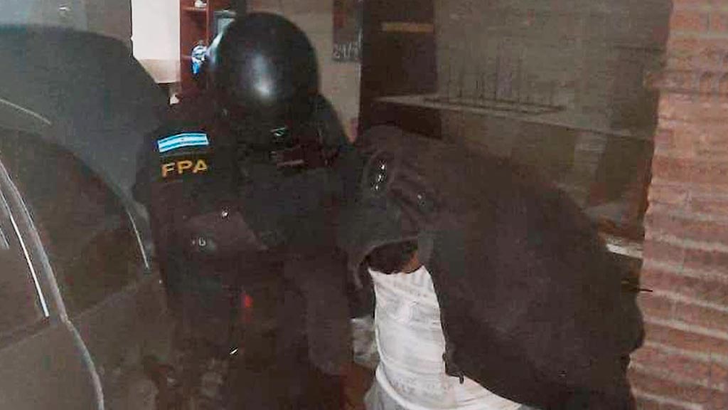 Narco in fraganti: FPA detiene a joven en La Falda con 800 dosis