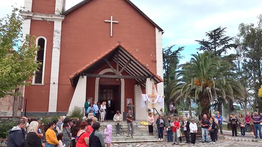 Via crucis con oraciones reflexivas recorrió Huerta Grande 