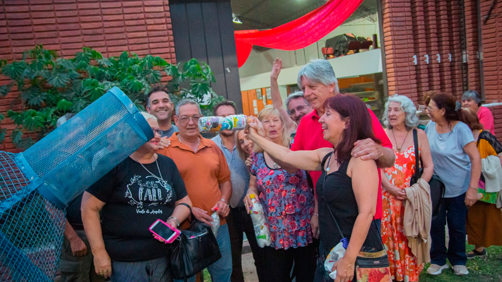 Inauguraron contenedor de boteplast en barrio Santa Rosa