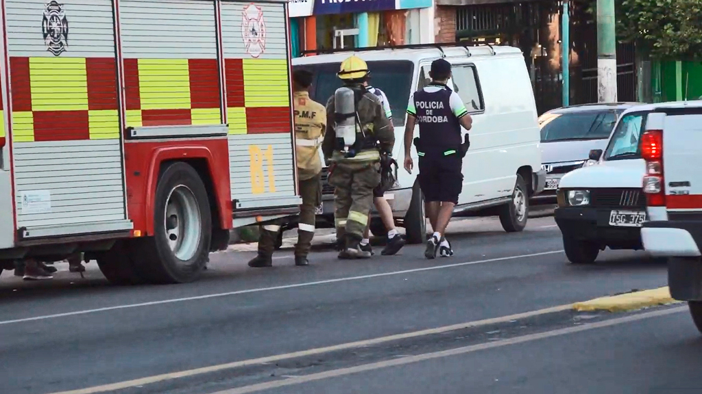 Principio de incendio de vehículo en Av. España