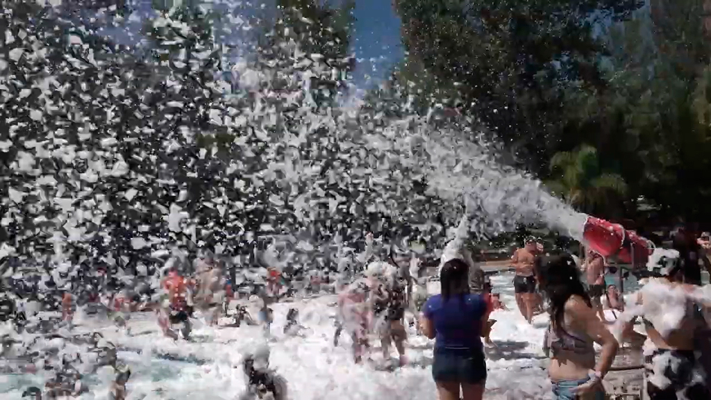 Fiesta de carnaval con espuma en complejo 7 cascadas