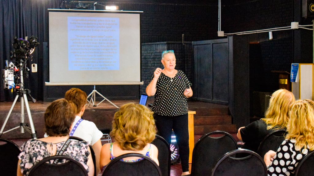 Charla propone eliminar las desigualdades laborales de las mujeres