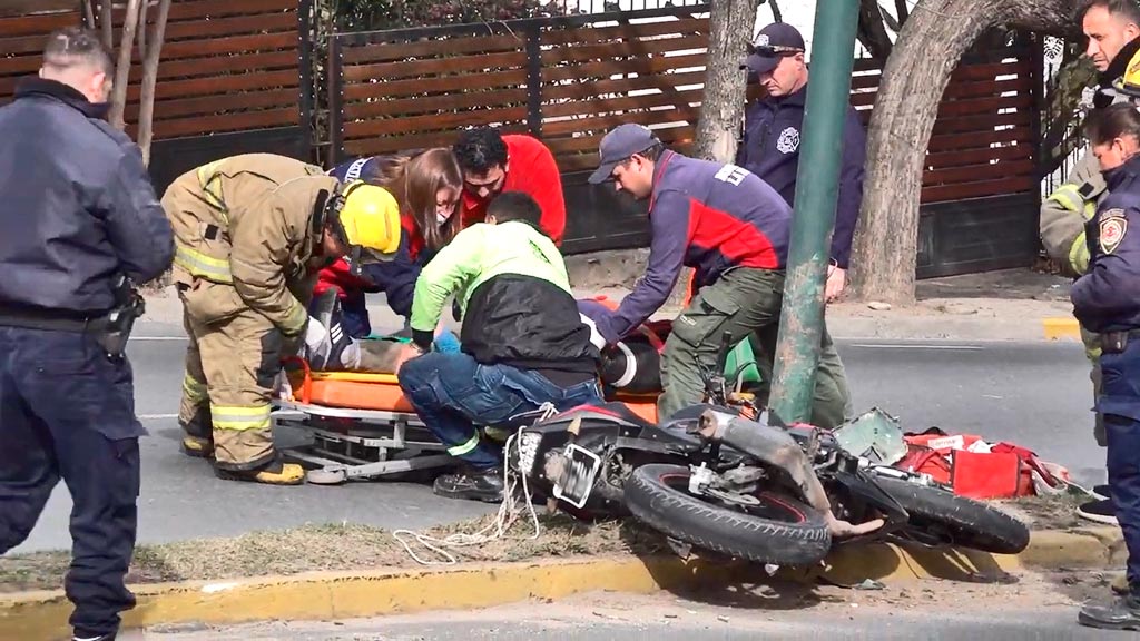 Motociclista perdió el control e impactó contra columna de alumbrado